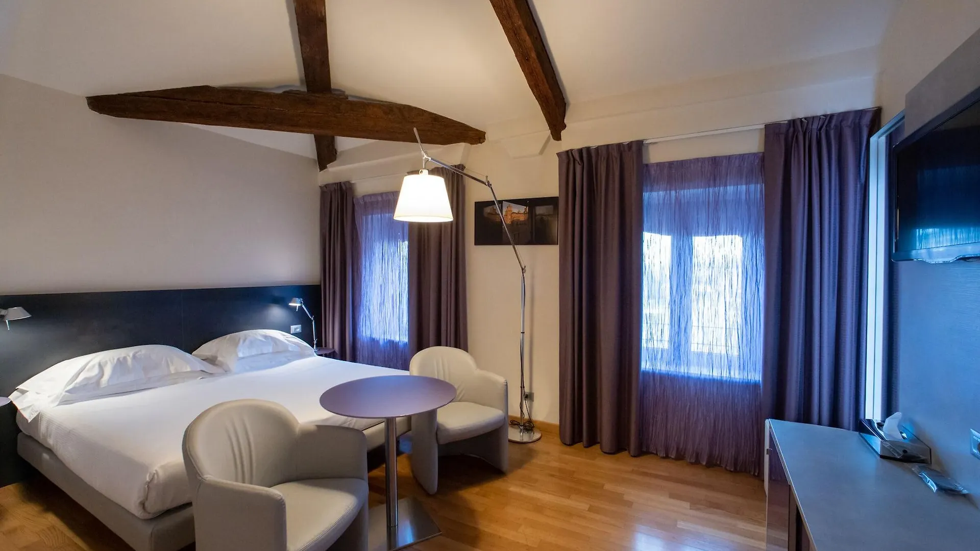 Hotel Annunziata Ferrara 4*,